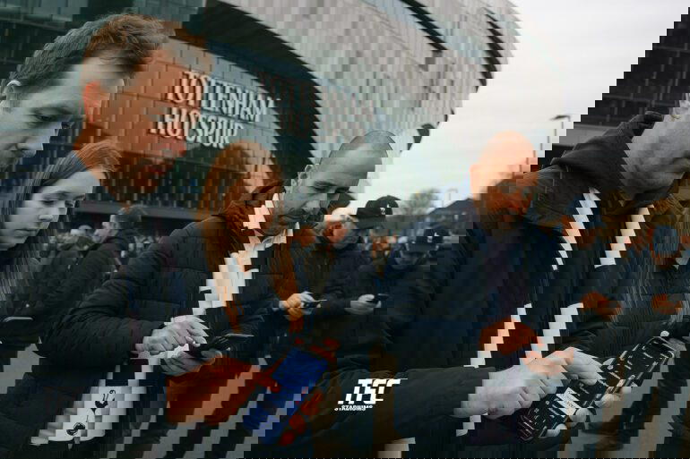 Spans use the Spurs App on their phones